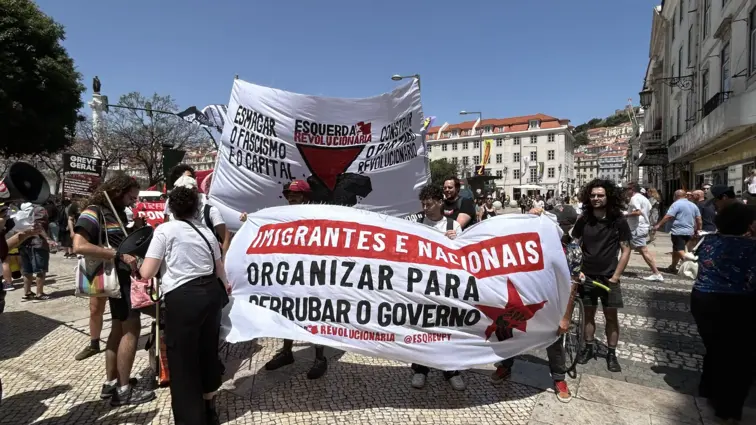 Protesto pela greve geral à frente do edifício da Assembleia da República | Mariana Moniz